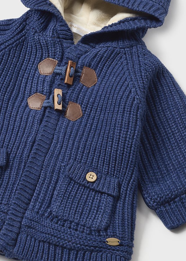 Cardigan doppiato in tricot con cappuccio ed alamari